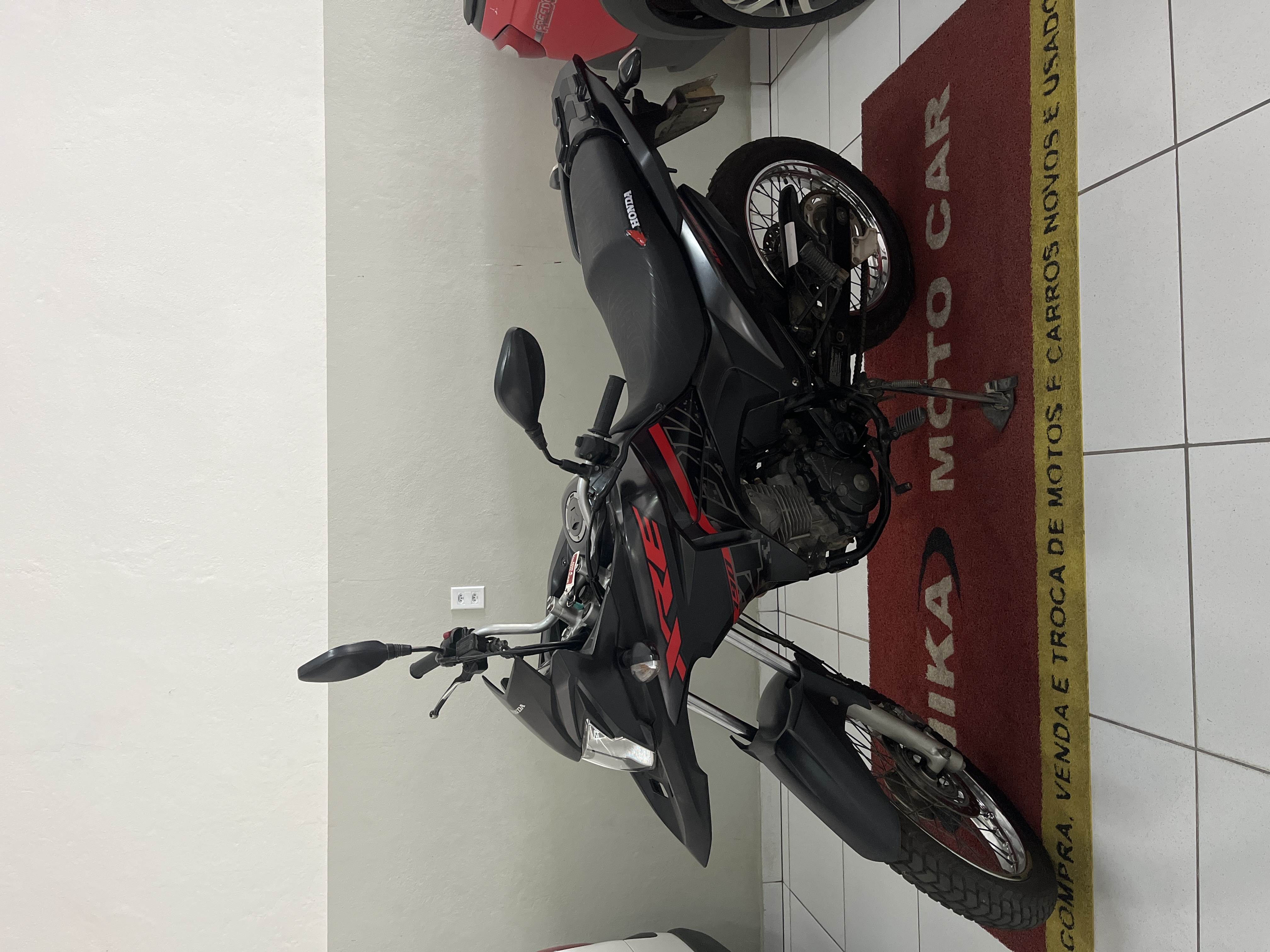Honda XRE — foto 1 de 4