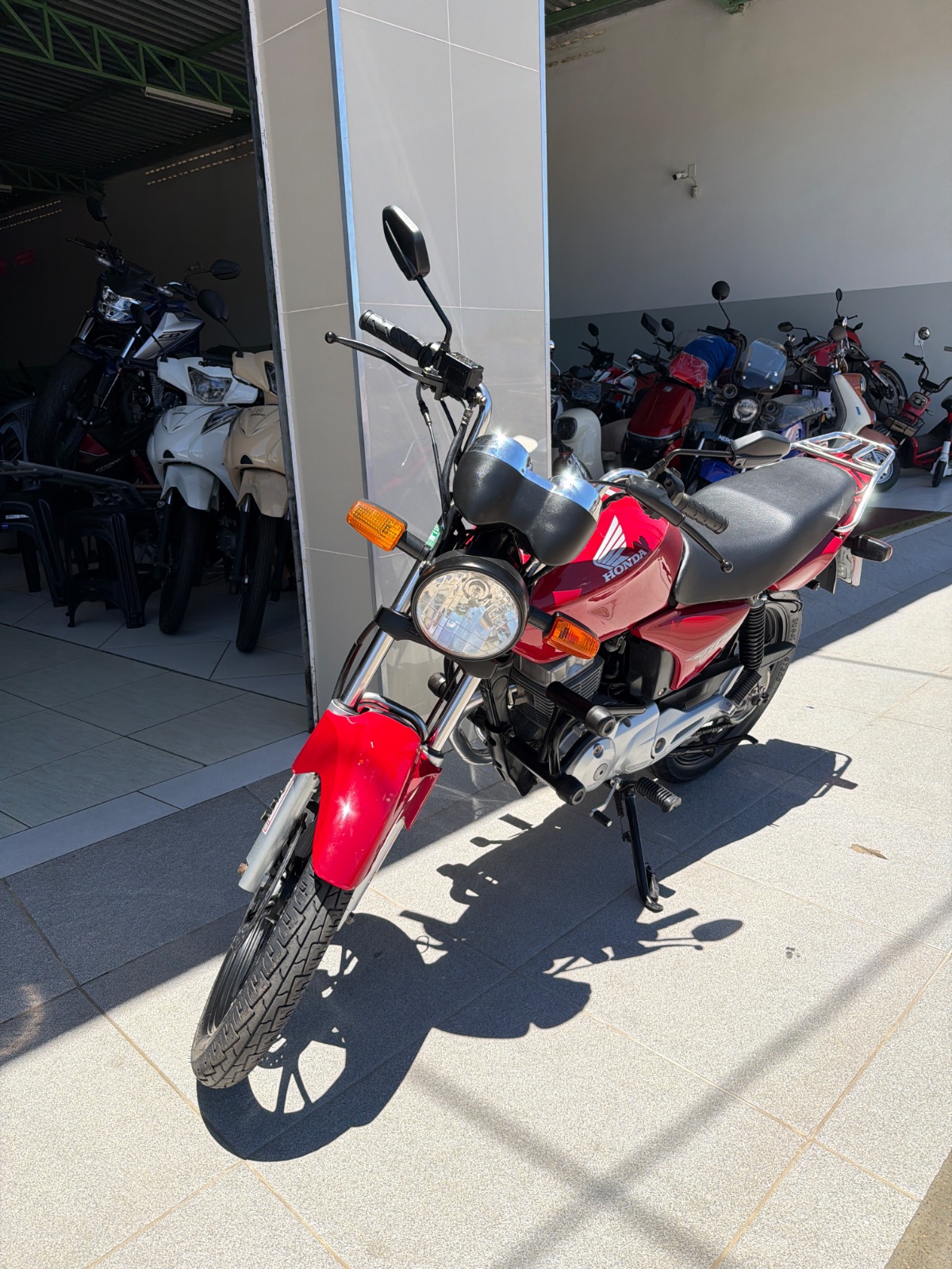 Honda Titan — foto 1 de 4